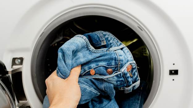 Wielu Polaków pierze jeansy zbyt często? Eksperci..