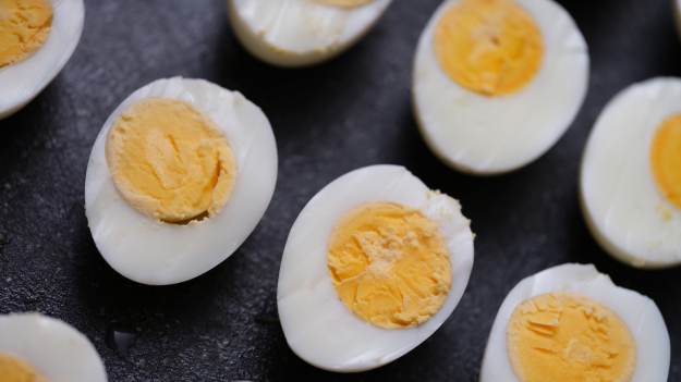 Pożegnaj garnek z wodą! Tak się teraz gotuje jajka