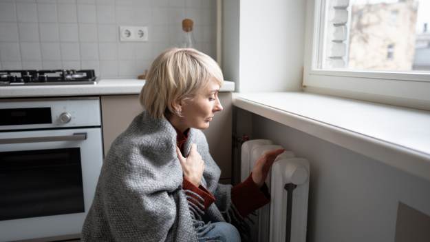 Wkładam za kaloryfer, by w domu było cieplej...