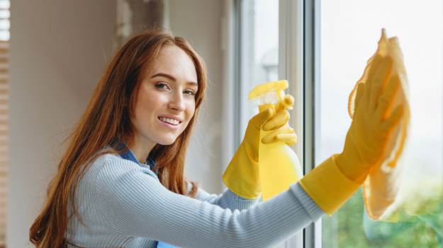 Najtańszy trik na lśniące okna. Wystarczy kilka..
