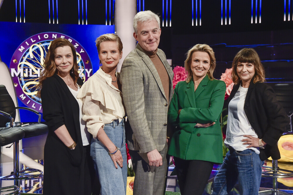 Agnieszka Suchora, Agata Kulesza, Magdalena Cielecka, Marta Kuligowska oraz Hubert Urbański w teleturnieju "Milionerzy"